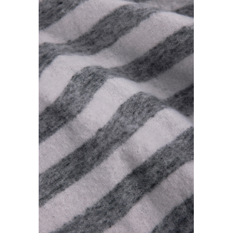 Vue rapprochée d'une couverture aux larges rayures gris foncé et gris clair, disposée en plis souples qui mettent en évidence sa