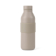 Bouteille isotherme beige clair à finition mate, présentée de face sur fond blanc, avec un bouchon à vis assorti, des épaules ar Bouteille isotherme beige clair à finition mate, présentée de face sur fond blanc, avec un bouchon à vis assorti, des épaules ar