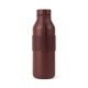 Bouteille isotherme bordeaux mat, vue de dos, avec un bouchon à vis et une dragonne souple rabattue verticalement sur le corps. Bouteille isotherme bordeaux mat, vue de dos, avec un bouchon à vis et une dragonne souple rabattue verticalement sur le corps.
