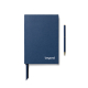 Carnet A5 bleu marine à couverture texturée, avec un marquage blanc dans l'angle inférieur droit et deux rubans marque-pages ass