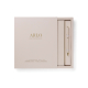 Coffret cadeau beige partiellement ouvert, laissant apparaître un carnet à couverture texturée et un stylo bille assorti à détai