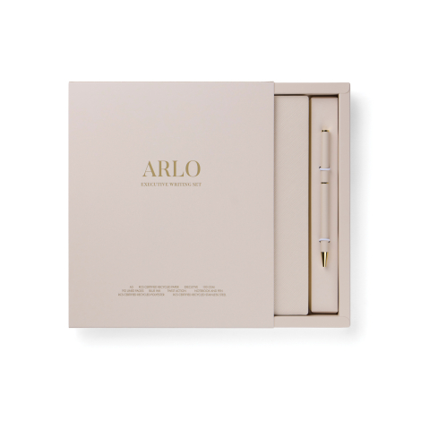 Coffret cadeau beige partiellement ouvert, laissant apparaître un carnet à couverture texturée et un stylo bille assorti à détai