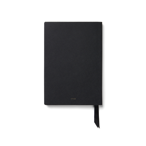 Carnet A5 noir fermé, avec couverture rigide à texture finement striée, coins arrondis et deux rubans marque-pages noirs dépassa