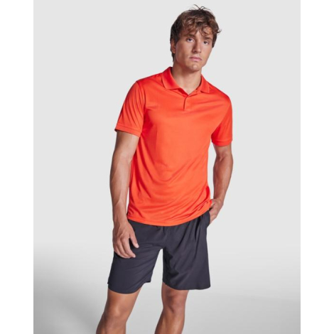 Polo écoresponsable Tormo ROLY porté par mannequin, coloris orange recyclé