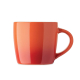 Mug réutilisable rouge sur fond neutre, conçu pour les pauses durables