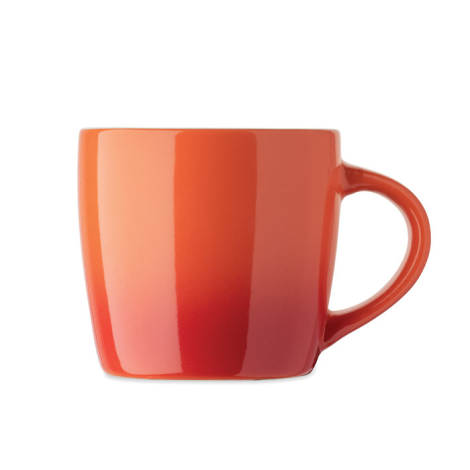 Mug réutilisable rouge sur fond neutre, conçu pour les pauses durables