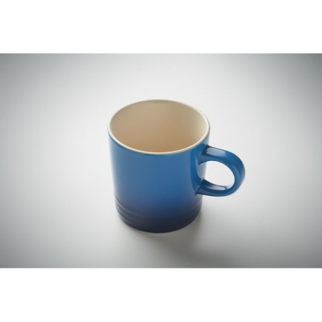 Mug écoresponsable bleu en céramique avec intérieur clair et design sobre
