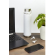 Bouteille réutilisable blanche en inox posée sur un bureau avec ordinateur et plante verte