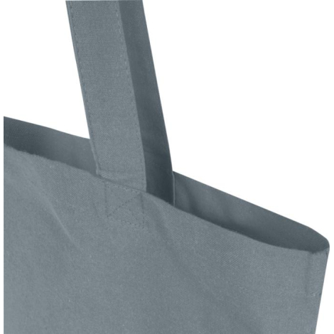 Zoom sur la couture renforcée et la texture naturelle d’un sac en coton recyclé