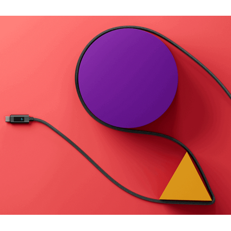 Câble USB-C noir avec LED allumée, posé en diagonale sur fond rouge et violet
