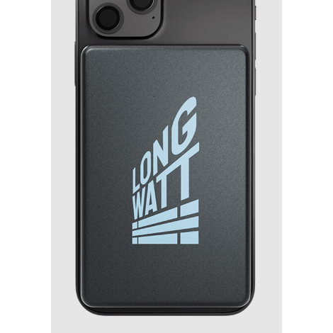 Power bank noir vu de dos, avec logo bleu clair gravé, aimanté à un smartphone