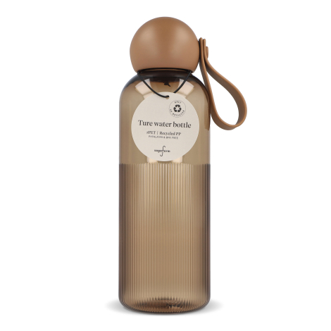 Bouteille caramel en rPET debout avec étiquette suspendue, sans marquage visible