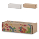 Coffret brun en carton imprimé fermé, marquage visible sur la face avant