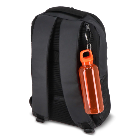 Gourde orange accrochée à un sac à dos noir par le mousqueton, sans marquage visible