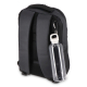 Gourde transparente accrochée à un sac à dos noir par le mousqueton, sans personnalisation
