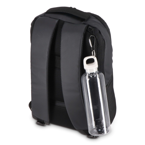 Gourde transparente accrochée à un sac à dos noir par le mousqueton, sans personnalisation
