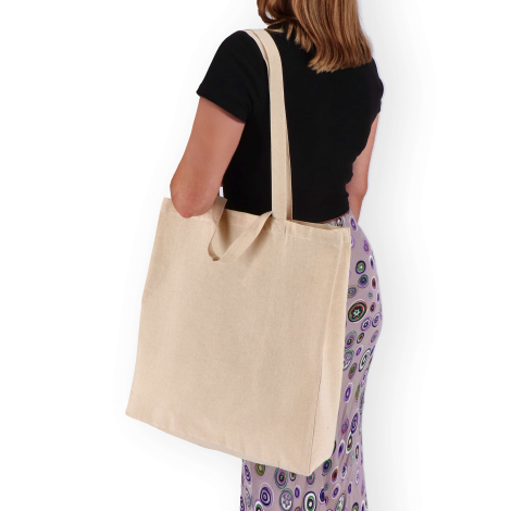 Vue arrière d’un sac sans marquage, porté à l’épaule par une utilisatrice