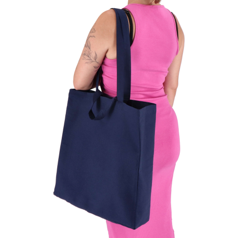 Sac bleu marine porté à l’épaule par une utilisatrice, sans marquage apparent