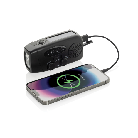 Radio noire en cours d’utilisation, reliée à un smartphone via câble USB, sans marquage visible