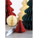 Sapin en papier rouge en situation avec boule assortie et autres modèles