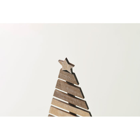 Gros plan sur le sommet du sapin en bois avec étoile, sans marquage