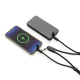 Câble noir reliant un smartphone et une batterie externe posés à plat