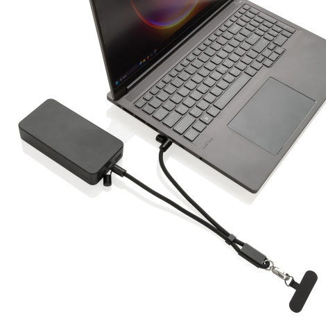 Cordon noir reliant un smartphone, un ordinateur portable et une batterie externe