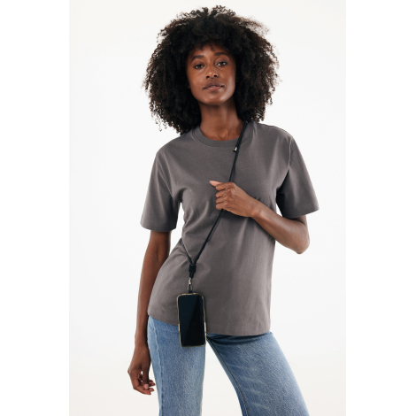 Tour de cou noir porté en bandoulière tenant un smartphone