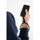 Bracelet noir porté au poignet tenant un smartphone attaché