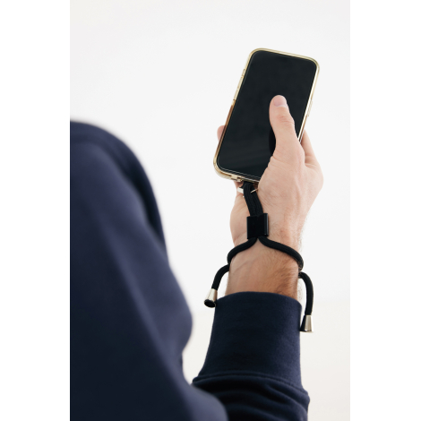 Bracelet noir porté au poignet tenant un smartphone attaché