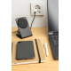 Support noir branché sur prise murale posé sur un bureau avec ordinateur portable