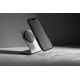 Support de charge gris avec smartphone fixé verticalement sur la surface magnétique
