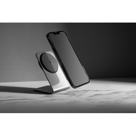 Support de charge gris avec smartphone fixé verticalement sur la surface magnétique