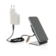 Support de charge gris branché au secteur rechargeant un smartphone posé