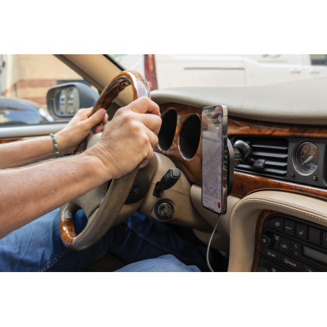 Support de voiture tenant un smartphone en position verticale pour navigation