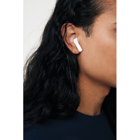 Écouteur blanc porté à l’oreille en gros plan de profil