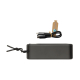 Enceinte noire rectangulaire de profil avec cordon et câble de recharge visible