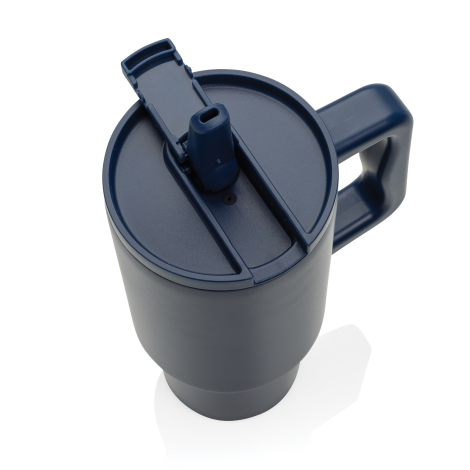 Mug isotherme bleu vu du dessus avec couvercle fermé et ouverture relevée