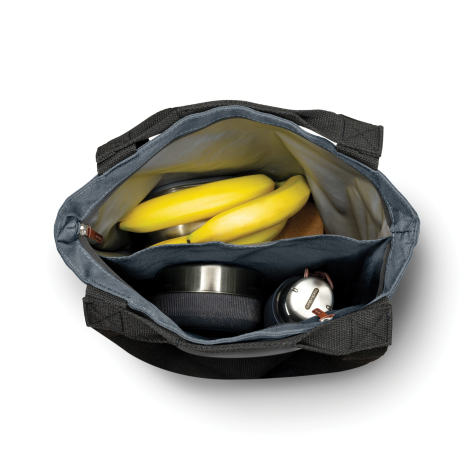 Vue de dessus de l’intérieur du sac contenant des bananes et boîtes, aucun marquage visible