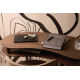 Plateau en situation sur bureau, accueillant montre, accessoires et clés, avec téléphone en charge.
