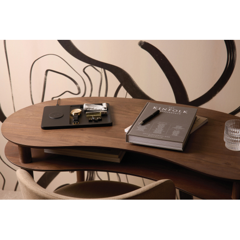 Plateau en situation sur bureau, accueillant montre, accessoires et clés, avec téléphone en charge.