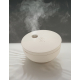Diffuseur beige en fonctionnement, vapeur émise de face, sans marquage