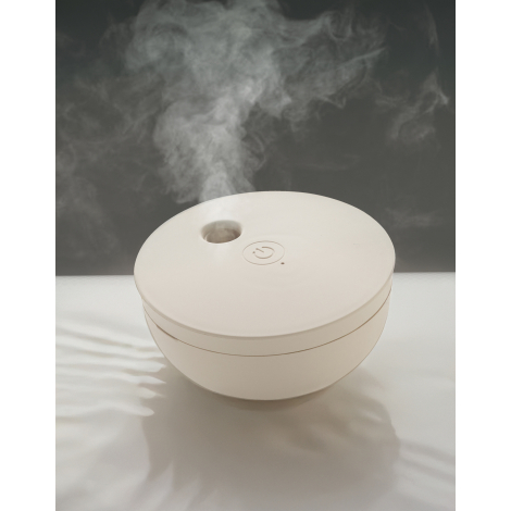 Diffuseur beige en fonctionnement, vapeur émise de face, sans marquage