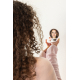 Miroir de maquillage rond tenu ouvert par une personne, reflétant un visage, sans marquage
