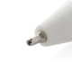 Gros plan sur la pointe d’un stylo à bille blanc, sans personnalisation.