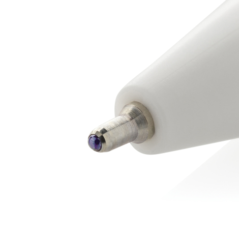 Gros plan sur la pointe d’un stylo à bille blanc, sans personnalisation.