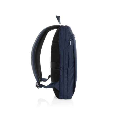 Sac à dos bleu marine de profil, bretelles et dos rembourrés.
