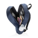 Sac à dos bleu marine ouvert avec ordinateur, tablette, documents et gourde en poche latérale.