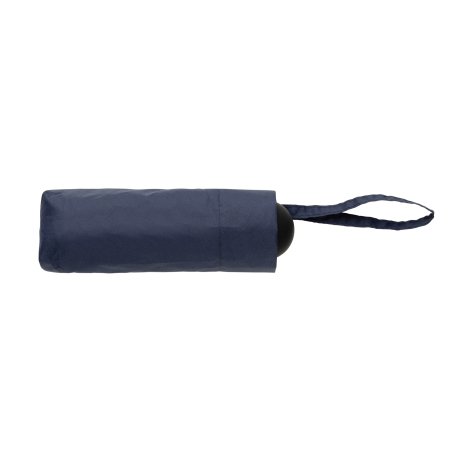Parapluie bleu marine plié dans sa housse assortie avec dragonne noire.