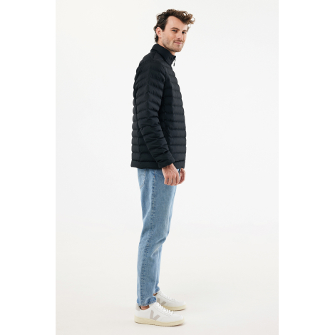 Doudoune noire portée par un modèle de profil, sans personnalisation.